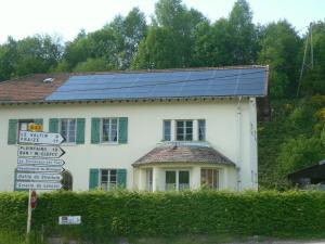 une maison avec des panneaux solaires sur le toit dans l'établissement Appartement Xonrupt 6 personnes, à Xonrupt-Longemer
