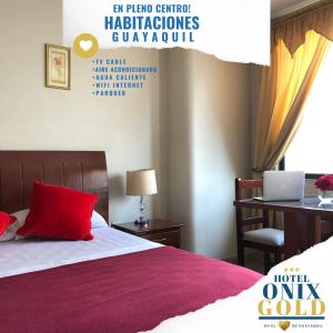 Uma cama ou camas num quarto em Hotel Onix Gold