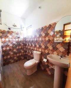 un bagno con un water e un lavandino di Sunstyle Mirissa Guest House a Mirissa