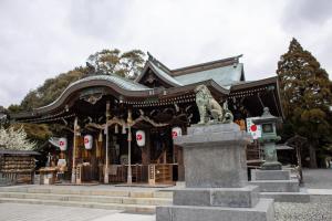 a temple with a statue in front of it at パーク琴芝 in Ube
