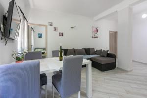 Televízia a/alebo spoločenská miestnosť v ubytovaní Apartment DANIJEL