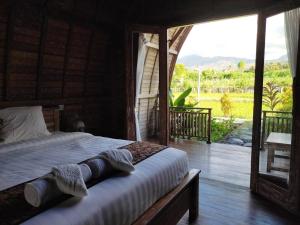 バニュウェダンにあるUmma Bali Menjangan Retreatのベッドルーム1室(ベッド1台、大きな窓付) +37枚の写真