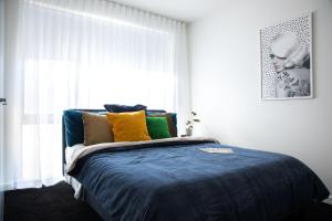 Luxury Cozy 2Bdr Apt WiFi ☆ Netflix ☆Gas Log Fire客房内的一张或多张床位