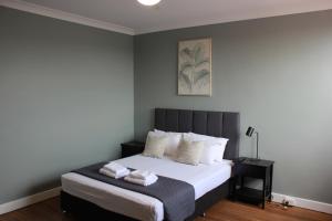 - une chambre avec un lit et 2 serviettes dans l'établissement Colliery Inn Wallsend, à Newcastle
