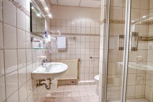 Koupelna v ubytování Hotel Goldene Krone + 33 fotografií