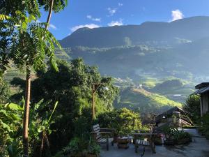 einen Blick auf die Berge von einem Haus aus in der Unterkunft Indi house in Sa Pa + 53 Fotos