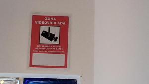 un cartello sul muro di una stanza con un cartello sopra di Casa Marhaba - Welcome a Siviglia