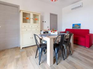 Istumisnurk majutusasutuses Family-Friendly Sicily Stay