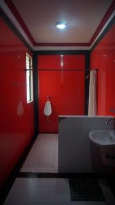 Um banheiro em Monkey Bunky-3Monkeys Backpacker's Hostel