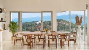 曾蒙海滩Baan Bon Khao - Seaview Private Villa的一间有桌椅和大窗户的餐厅