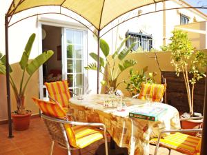 Um restaurante ou outro lugar para comer em Bright And Spacious House In The South Of Tenerife