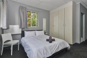Llit o llits en una habitació de Inn & Out Sandton