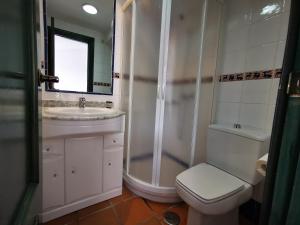 Un baño con ducha, inodoro y lavabo. en IMEDA Apartamento Salvia Dos Dormitorios, en Sierra Nevada 17 fotos más