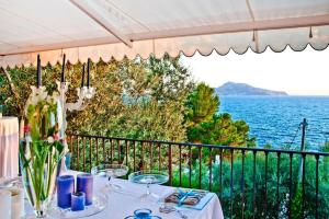 a table with a view of the ocean at Villa Conchiglia, Massa Lubrense in Massa Lubrense