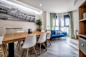 een woonkamer met een eettafel en een blauwe bank bij Luxurys Costasol33 Aptos 1 y 2 in Córdoba