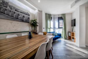 een woonkamer met een houten tafel en een blauwe bank bij Luxurys Costasol33 Aptos 1 y 2 in Córdoba