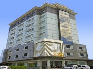 un grande edificio con un dipinto sul lato di Alpa City Suites Hotel a Cebu City