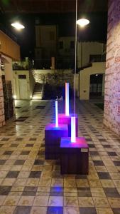 rząd fioletowych świateł siedzących na podłodze wyłożonej kafelkami w obiekcie Loft La Corte w mieście Pietrasanta