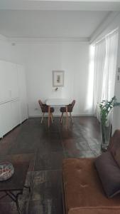 salon ze stołem i kanapą w obiekcie Loft La Corte w mieście Pietrasanta