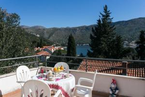 A balcony or terrace at Apartments Tramonto