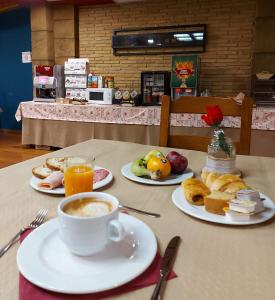 潘蒂科薩的住宿－卡薩莫蘭斯酒店，餐桌,带咖啡和盘子的桌子