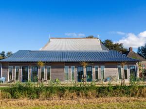 a house with solar panels on top of it at Recreatieboerderij Hoeve Noordveld in Oude Bildtzijl