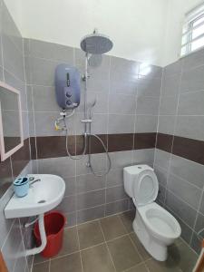 A bathroom at Casa De Rose KUBANG KERIAN