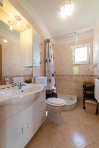 ミルナにあるHouse Ankaの洗面台、トイレ、浴槽を備えたバスルーム