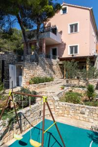 una casa con parque infantil frente a una casa en House Anka en Milna