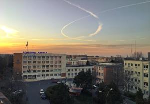 - une vue sur la ville au coucher du soleil avec une contre-indication dans le ciel dans l'établissement Lira Pacific Aparthotel, à Constanţa