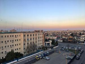 Blick auf eine Stadt mit Autos und Gebäuden in der Unterkunft Lira Pacific Aparthotel in Constanţa