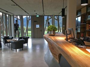 - un hall avec un bureau, des chaises et une statue dans l'établissement Boutique-Hotel LARTOR, à Unterammergau