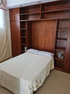 een slaapkamer met een groot bed en houten planken bij Apartamento Plaza de la Corredera in Córdoba