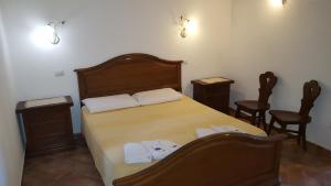 1 dormitorio con 1 cama grande y 2 sillas en Casale Citerno, en Bolsena