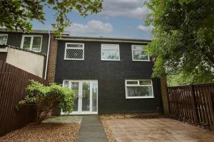 une maison noire avec des fenêtres blanches et une clôture dans l'établissement Fantastic 3 bedroom property, à Halifax