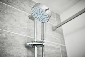 une douche avec pommeau de douche dans une salle de bain dans l'établissement Fantastic 3 bedroom property, à Halifax 15 autres photos