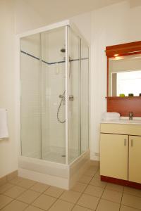 y baño con cabina de ducha y lavabo. en Appart'City Classic Rennes Beauregard, en Rennes