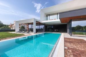 Bazén v ubytovaní Vila Mediterraneo alebo v jeho blízkosti