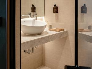 Un baño de Wren Urban Nest 29 fotos más
