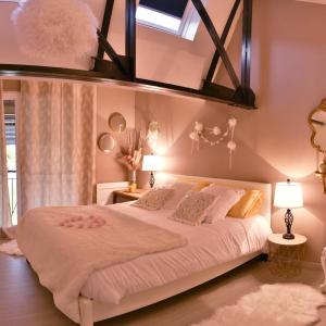 um quarto com uma grande cama branca e uma clarabóia em Le LOFT, MoonLOVE, Jacuzzi et sauna privatifs sur terrasse, 120m2 em Jarville-la-Malgrange