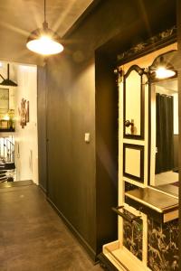 um corredor com um espelho na parede em Le LOFT, MoonLOVE, Jacuzzi et sauna privatifs sur terrasse, 120m2 em Jarville-la-Malgrange