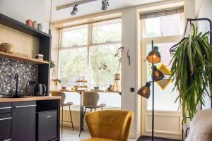 a kitchen with a table and chairs and a window at B and B Suite No.3 in Gorinchem