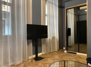Televízia a/alebo spoločenská miestnosť v ubytovaní Hotel Rumor