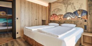 Un pat sau paturi într-o cameră la Ostseehotel Midgard im Dampland
