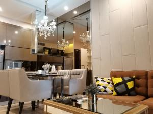 Dorsett Bukit Bintang Residence by De Space في كوالالمبور: مطبخ وغرفة معيشة مع طاولة وكراسي