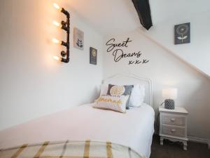 Un pat sau paturi într-o cameră la Hillside Cottage