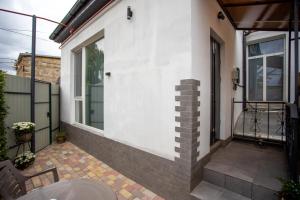 a patio with a white wall and a balcony at Двух комнатная квартира в центре in Mykolaiv