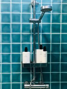 a shelf in a bathroom with blue tiles at Casa da Igreja Velha in Furnas