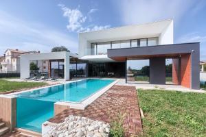 Bazén v ubytovaní Vila Mediterraneo alebo v jeho blízkosti