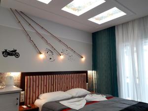 una camera da letto con un letto e un orologio a parete di Blue Sea Beach Hotel a Skala Potamias Altre 56 foto